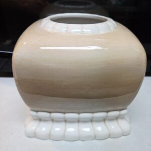 Ivory & Tan Scallops Ceramic Tissue Holder New Without Tags